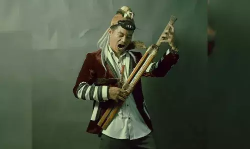 സംഗീത പരിപാടിക്കിടെ വേദിയിൽ വച്ച് കോഴിയുടെ കഴുത്തറുത്ത് ചോര കുടിച്ചു; പുലിവാൽ പിടിച്ച് ഗായകൻ; മാപ്പ് പറഞ്ഞ് തലയൂരാൻ ശ്രമം; കേസെടുത്ത് പോലീസ്