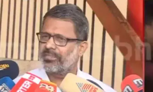 പണം എത്തിച്ചത് നീല ട്രോളി ബാഗില്‍; വ്യാജ തിരിച്ചറിയല്‍ കാര്‍ഡ് കേസിലെ പ്രതി ഫെനിയാണ് നീല ട്രോളി ബാഗില്‍ പണം എത്തിച്ചത്; മുറി പരിശോധിക്കേണ്ടെന്ന് സിപിഎം നേതാക്കള്‍ പറഞ്ഞില്ല; കോണ്‍ഗ്രസ് എന്തിനാണിത്ര ബേജാറ് കാണിക്കുന്നതെന്ന് ഇ എന്‍ സുരേഷ് ബാബു