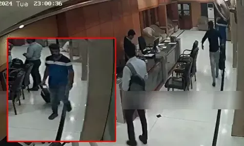 പാലക്കാട്ടെ കെ പി എം ഹോട്ടലിന്റെ സിസി ടിവി ദൃശ്യങ്ങള്‍ പുറത്ത്; നീല ട്രോളി ബാഗുമായി കെ എസ് യു നേതാവ് ഫെനി വരുന്നതും പോകുന്നതും ദൃശ്യങ്ങളില്‍; ബാഗില്‍ കളളപ്പണമന്ന് ആരോപിച്ച് ദൃശ്യങ്ങള്‍ പുറത്തുവിട്ടത് സിപിഎം; ബാഗില്‍ പണമോ എന്ന കാര്യം സ്ഥിരീകരിക്കേണ്ടത് പൊലീസ്