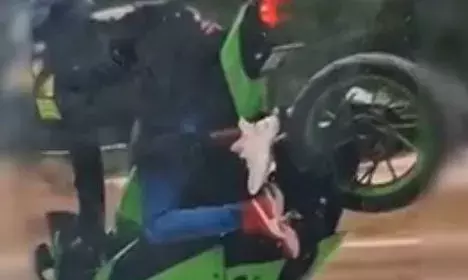 പൊതു നിരത്തിലൂടെ യാത്രക്കാർക്ക് ശല്യമുണ്ടാക്കി ബൈക്ക് സ്റ്റണ്ട്; മാസ് പാട്ടുകൾ കുത്തി കേറ്റി ഇന്‍സ്റ്റാ റീൽ; പിന്നാലെ പണി കൊടുത്ത് എംവിഡി; അഞ്ചു വാഹനങ്ങള്‍ പിടിച്ചെടുത്തു