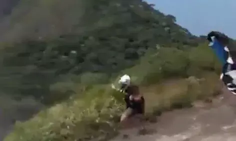 സ്പീഡ് ഫ്‌ളൈ ചെയ്യാന്‍ ശ്രമിക്കുന്നതിനിടെ അപകടം; 820 അടി താഴ്ചയിലേക്ക് വീണ് സ്‌കൈ ഡൈവിങ് പരിശീലകന് ദാരുണാന്ത്യം; ഞെട്ടിപ്പിക്കുന്ന സംഭവം ബ്രസീലിൽ