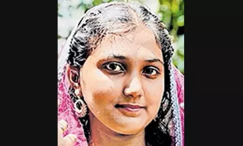 തുണി വിരിക്കുന്നതിനിടെ അയക്കമ്പിയില്‍ നിന്നും ഷോക്കേറ്റു; 17കാരിക്ക് ദാരുണാന്ത്യം: അപകടം ടെറസ്സിനു മുകളില്‍ കെട്ടിയ കമ്പി എച്ച്ടി ലൈനില്‍ തട്ടി