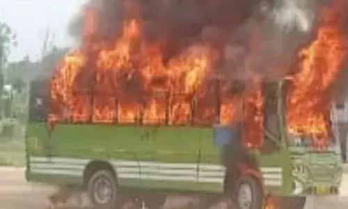 ഡ്രൈവിംഗ് ടെസ്റ്റിനിടെ ആലപ്പുഴയില്‍ വാഹനത്തിന് തീപിടിച്ചു; അപകടം പൊട്ടിത്തെറി ശബ്ദം കേട്ട് യുവാവ് പുറത്തിറങ്ങിയതിന് പിന്നാലെ