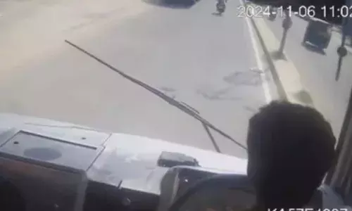 ബസ് ഓടിക്കുന്നതിനിടെ ഡ്രൈവർക്ക് ഹൃദയാഘാതം; നിയന്ത്രണം വിട്ട ബസ് മറ്റൊരു ബസിൽ തട്ടി; കണ്ടക്ടറുടെ ഇടപെടലിൽ ഒഴിവായത് വൻ അപകടം