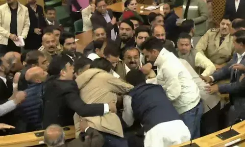 ജമ്മു കശ്മീരിന്റെ പ്രത്യേക പദവി പുനഃ സ്ഥാപിക്കണമെന്ന് ആവശ്യം;   ബാനര്‍ തട്ടിയെടുത്ത് കീറിമുറിച്ച് ബി.ജെ.പി എംഎല്‍എമാര്‍; നിയമസഭയില്‍ തമ്മിലടിച്ച് ഭരണ - പ്രതിപക്ഷ അംഗങ്ങള്‍