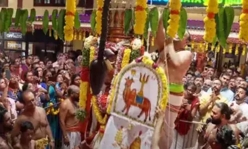 തെരഞ്ഞെടുപ്പ് ചൂടിനിടെ കൽപ്പാത്തി രഥോത്സവത്തിന് കൊടിയേറി; നിറഞ്ഞൊഴുകി ഭക്തർ; പാലക്കാട്ടെ മൂന്ന് സ്ഥാനാർത്ഥികളും ചടങ്ങിൽ പങ്കെടുത്തു