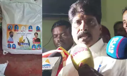 കോണ്‍ഗ്രസ് നേതാവിന്റെ വീട്ടില്‍ ഉണ്ടായിരുന്നത് പ്രളയബാധിതര്‍ക്ക് നല്‍കാന്‍ എത്തിച്ച കിറ്റുകള്‍;  തെരഞ്ഞെടുപ്പ് പ്രഖ്യാപിച്ചതിനാല്‍ വിതരണം ചെയ്യാതെ സൂക്ഷിച്ചു; രാഹുലിന്റെയും പ്രിയങ്കയുടെയും ചിത്രമുള്ള കിറ്റുകള്‍ പിടിച്ചതില്‍ പ്രതികരിച്ച് സിദ്ദിഖ്