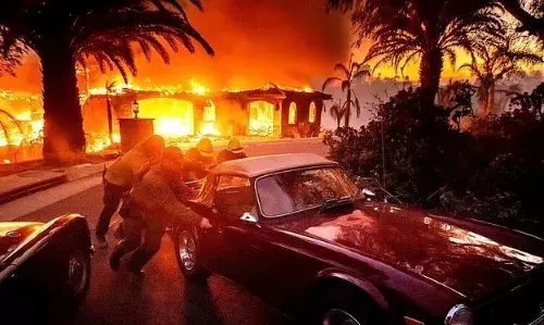 ആളിപ്പടർന്ന് കാട്ടുതീ; കോടീശ്വരൻമാരുടെ ബംഗ്ലാവുകൾ നിലംപൊത്തി; ആയിരങ്ങളെ മാറ്റിപാർപ്പിക്കുന്നു; വ്യാപക നാശനഷ്ടം; രക്ഷാപ്രവർത്തനം തുടരുന്നു; കാലിഫോർണിയിൽ അതീവ ജാഗ്രത..!