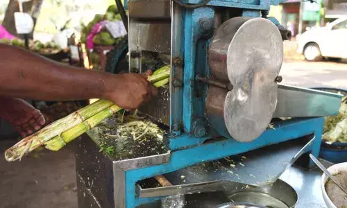 കരിമ്പ് ജ്യൂസ് ഉണ്ടാക്കുന്നതിനിടെ യന്ത്രത്തില്‍ കൈകുടുങ്ങി; വില്‍പ്പനക്കാരിയുടെ അഞ്ച് വിരലുകളും അറ്റുപോയി