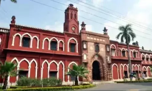 അലിഗഡ് മുസ്ലിം സര്‍വകലാശാല: ന്യൂനപക്ഷ പദവി റദ്ദാക്കിയ വിധി സുപ്രീം കോടതി റദ്ദാക്കി; ഭരണഘടനാ ബഞ്ച് റദ്ദാക്കിയത് 1967 ലെ അലഹബാദ് ഹൈക്കോടതി വിധി; അലിഗഡിന്റെ ന്യൂനപക്ഷ പദവി തിരിച്ചു നല്‍കുന്നതില്‍ തീര്‍പ്പുപറയാതെ കോടതി