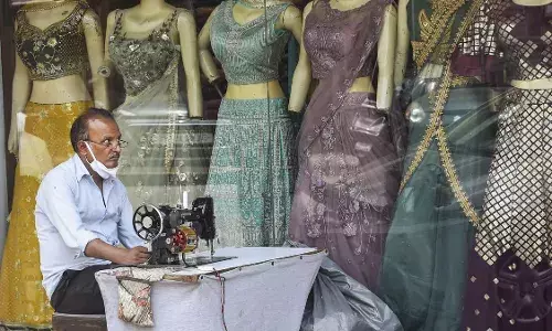 ഇനിമുതൽ പുരുഷൻമാരായ തയ്യൽക്കാർ സ്ത്രീകളുടെ അളവെടുക്കുകയോ സലൂണിൽ മുടി മുറിക്കുകയോ ചെയ്യരുത്;മോശം സ്പർശനത്തിൽ നിന്നും സ്ത്രീകളെ സംരക്ഷിക്കണം; നിർണായക ഉത്തരവുമായി യുപി വനിതാ കമ്മീഷൻ