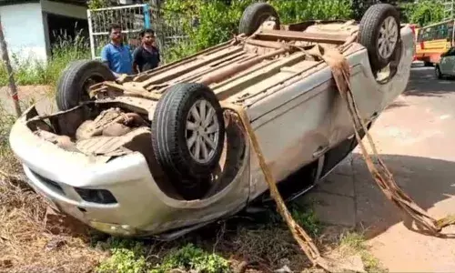 നിയന്ത്രണം വിട്ട കാർ തലകീഴായി മറിഞ്ഞ് അപകടം; യുവാവിന് പരിക്ക്