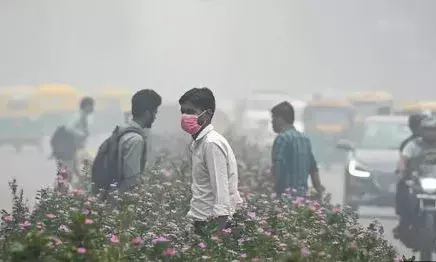 ഡൽഹിയെ വിഴുങ്ങി വിഷപ്പുക; വായുമലിനീകരണം അതിരൂക്ഷമാകുന്നു; ശ്വാസകോശ രോ​ഗികളുടെ എണ്ണത്തിൽ വർധനവ്; ആശുപത്രിയിൽ തിക്കും തിരക്കും; മുന്നറിയിപ്പ്