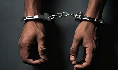 വകവരുത്തുമെന്ന് ശബ്ദ സന്ദേശം അയച്ചു വീട്ടിലെത്തി; യുവാവ് ഭാര്യയെ വെട്ടിപ്പരിക്കേല്‍പ്പിച്ചു; തടയാന്‍ ശ്രമിച്ച അമ്മൂമ്മയ്ക്കും പരിക്ക്; വടകരയില്‍ യുവാവ് അറസ്റ്റില്‍