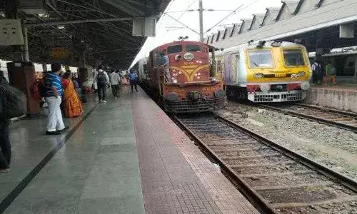 മദ്യപിച്ച് ബഹളം ഉണ്ടാക്കുകയും വണ്ടില്‍ ഛര്‍ദ്ദിക്കും ചെയ്യതതിന് യാത്രക്കാര്‍ ഇറക്കിവിട്ടു; ഇതിന്റെ ദേഷ്യത്തില്‍ ട്രെയിന്‍ നീങ്ങി തുടങ്ങിയപ്പോള്‍ കല്ലെടുത്തെറിഞ്ഞു; ചെന്ന് വീണത് കൊല്ലം സ്വദേശിയുടെ തലയില്‍: ഏഴ് തുന്നിക്കെട്ടുകള്‍; പ്രതിക്കായി പോലീസ് അന്വേഷണം തുടങ്ങി