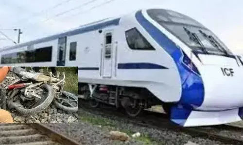 പാളത്തിൽ ബൈക്ക് ഉപേക്ഷിച്ച് കടന്നുകളഞ്ഞു; പാഞ്ഞെത്തിയ വന്ദേ ഭാരത് ബൈക്കിനെ ഇടിച്ചുതെറിപ്പിച്ചു; നിലവിളിച്ച് യാത്രക്കാർ; ഒഴിവായത് വൻ ദുരന്തം; സംഭവം ലഖ്നൗവിൽ