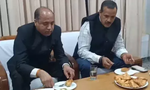 മുഖ്യമന്ത്രിക്കുള്ള സമൂസകളും കേക്കുകളും കഴിച്ചതില്‍ സിഐഡി അന്വേഷണം;  സമൂസ വിരുന്നൊരുക്കി പ്രതിപക്ഷ നേതാവിന്റെ പരിഹാസം; ഹിമാചലില്‍ കോണ്‍ഗ്രസ് സര്‍ക്കാരിനെതിരെ വിമര്‍ശനവുമായി ബിജെപി