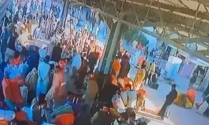 ബലൂചിസ്ഥാനെ വിറപ്പിച്ച് സ്ഫോടനം; അപ്രതീക്ഷിത പൊട്ടിത്തെറിയിൽ നടുങ്ങി യാത്രക്കാർ; ചിതറിത്തെറിച്ച് മൃതദേഹങ്ങൾ; നിരവധിപേർ നിലത്ത് വീണു; പലരും ജീവനും കൊണ്ടോടി; ഞെട്ടിപ്പിക്കുന്ന ദൃശ്യങ്ങൾ പുറത്ത്