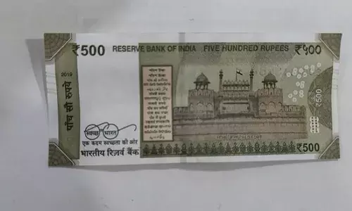 യൂട്യൂബ് വീഡിയോസിൽ നിന്നും കള്ളനോട്ട് അടിക്കാൻ പഠിച്ചു; സ്റ്റാമ്പ് പേപ്പറിൽ യുവാക്കൾ നിർമിച്ചത് 30,000 രൂപയുടെ വ്യാജ നോട്ടുകൾ; രണ്ട് പേർ പിടിയിൽ