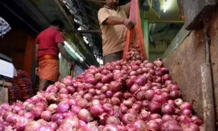 കണ്ണെരിയും..; ദീപാവലിയും മഴയും തിരിച്ചടിയായി; സംസ്ഥാനത്ത് കുതിച്ചുയർന്ന് സവാള വില; കിലോയ്ക്ക് 75 രൂപ വരെ; വ്യാപാരികൾ പ്രതിസന്ധിയിൽ