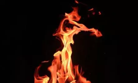 യുവതിയെ തീകൊളുത്തി യുവാവ് ജീവനൊടുക്കി; യുവതിയുടെ നില അതീവ ഗുരുതരം; സംഭവം കൊല്ലത്ത്