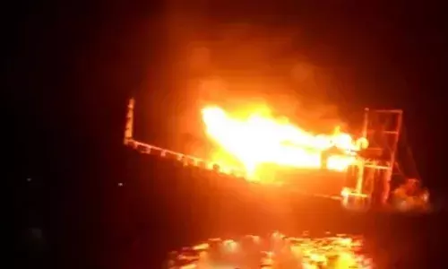 ബേപ്പൂര്‍ ഹാര്‍ബറില്‍ ബോട്ടിന് തീ പിടിച്ച് രണ്ട് മത്സ്യത്തൊഴിലാളികള്‍ക്ക് പരിക്ക്;  ശരീരമാസകലം പൊള്ളലേറ്റ ഇരുവരും മെഡിക്കല്‍ കോളേജില്‍ ചികിത്സയില്‍: വന്‍ അപകടം ഒഴിവായത് ഭാഗ്യം കൊണ്ട്