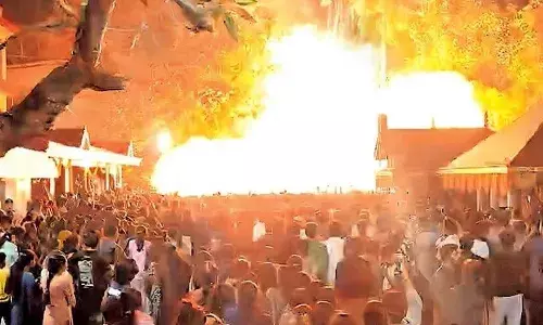 നീലേശ്വരം വെടിക്കെട്ടപകടത്തില്‍ ജാമ്യത്തില്‍ ഇറങ്ങിയ രണ്ട് ക്ഷേത്ര ഭാരവാഹികള്‍ നാട്ടില്‍ നിന്ന് മുങ്ങി; അറസ്റ്റ് വാറണ്ട് പുറപ്പെടുവിച്ച് കോടതി; ഒളിവില്‍ പോയവര്‍ക്കായി അന്വേഷണം ഊര്‍ജിതമാക്കി പോലീസ്