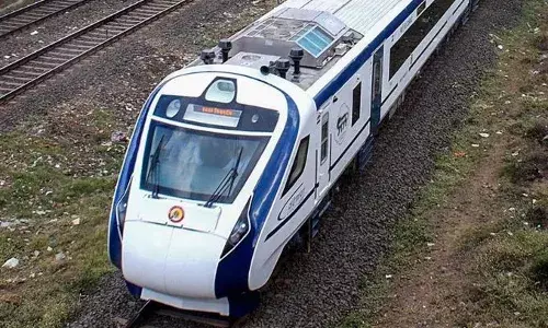 പാളം മുറിച്ചു കടക്കവെ വന്ദേഭാരത്‌ ട്രെയിൻ ഇടിച്ച് അപകടം; വായോധികൻ മരിച്ചു