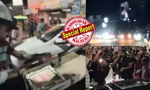 കാര്‍ റാലിയായെത്തി തെരുവ് വിളക്കിന് വലംവെക്കല്‍;  നടുറോഡില്‍ കേക്കുമുറിച്ച് ഡിവൈഎഫ്‌ഐ പ്രവര്‍ത്തകന്റെ  പിറന്നാളാഘോഷം; കമ്മട്ടിപ്പാടം  വക ഒരു മണിക്കൂര്‍ നീണ്ട ആഘോഷം പവര്‍ ഓഫ് പത്തനംതിട്ടയ്ക്കുള്ള മറുപടി;  ദൃശ്യങ്ങള്‍ സാമൂഹ്യ മാധ്യമങ്ങളില്‍; കണ്ണടച്ച് പൊലീസ്