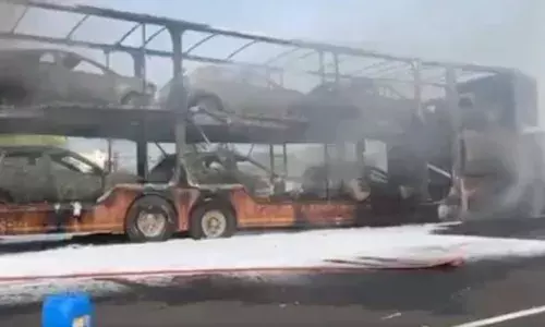 ഹൈദരാബാദ് - മുംബൈ ഹൈവേയിൽ കാറുകളുമായി പോയ കണ്ടെയ്‌നർ ട്രക്കിന് തീപിടിച്ചു; എട്ട് കാറുകൾ കത്തിനശിച്ചു