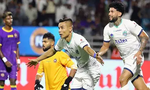 സ്വന്തം മണ്ണില്‍ പ്രഥമ സൂപ്പര്‍ ലീഗ് കേരള കിരീടത്തില്‍ മുത്തമിട്ട് കാലിക്കറ്റ് എഫ്.സി; കലാശപ്പോരില്‍ കൊച്ചിയെ കീഴടക്കിയത് ഒന്നിനെതിരെ രണ്ട് ഗോളുകള്‍ക്ക്