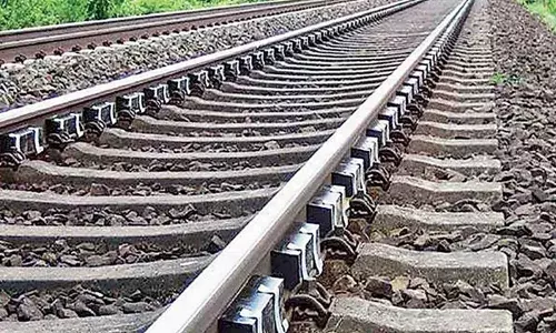 കൊല്ലം-ചെങ്കോട്ട തീവണ്ടിപ്പാതയില്‍ രണ്ടിടത്ത് മെറ്റല്‍ക്കഷണം വെച്ചതായി കണ്ടെത്തി; അന്വേണം