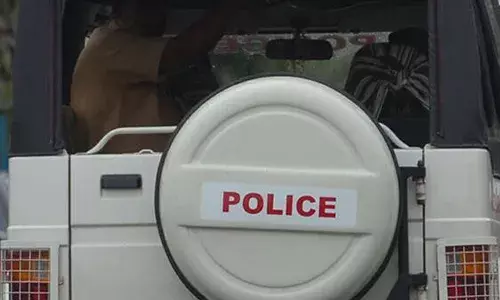 കോടതിയിലേക്ക് കൊണ്ടു പോകവെ തടവു പുള്ളി ട്രെയിനില്‍ നിന്നും പുഴയിലേക്ക് ചാടി; പിന്നാലെ ചാടി പ്രതിയെ പിടികൂടി പോലിസ്