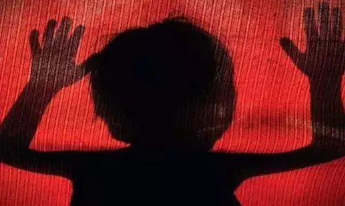 മിഠായി വാങ്ങാന്‍ പേഴ്‌സില്‍ നിന്ന് പണമെടുത്തു, നാലു വയസുകാരന്റെ കാലില്‍ സ്പൂണ്‍ ചൂടാക്കിവെച്ച് പൊള്ളിച്ച് അമ്മ: കേസെടുത്ത് പോലീസ്