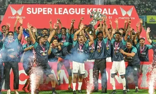 ഐഎസ്എല്‍ താരങ്ങളുടെ കൂട്ട്പിടിച്ച് കാലിക്കറ്റ് എഫ്‌സി; കൊച്ചിയെ തളച്ചത് ഒന്നിതെതിരെ രണ്ട് ഗോളുകള്‍ക്ക്; പ്രഥമ സൂപ്പര്‍ ലീഗ് കേരള ഫുട്‌ബോള്‍ കാലിക്കറ്റ് എഫ്‌സിക്ക് കിരീടം