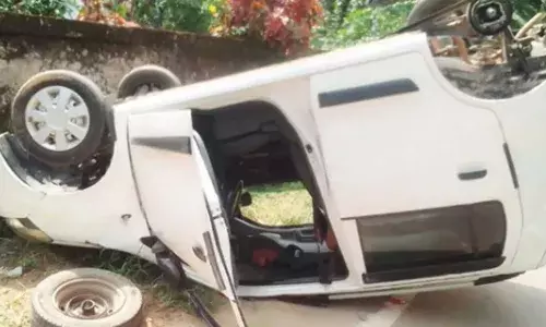 നിയന്ത്രണം വിട്ട കാര്‍ മതിലില്‍ ഇടിച്ച് തലകീഴായി മറിഞ്ഞു; 90 ദിവസം പ്രായമായ കുഞ്ഞ് അത്ഭുതകരമായി രക്ഷപ്പെട്ടു