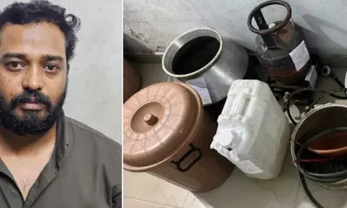 വാടക വീട്ടിൽ ചാരായം വാറ്റ് നടത്തുന്നതായി സംശയം; തുടർന്ന് എക്സൈസിന്റെ കർശന നിരീക്ഷണം; 100 ലിറ്റർ കോടയും 25 ലിറ്റർ ചാരായവുമായി ഫ്രീലാൻസ് ഫോട്ടോഗ്രാഫർ പിടിയിൽ