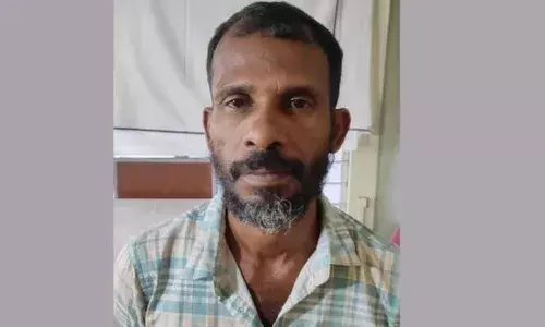 പുലർച്ചെ വാഹനവുമായെത്തി കാളകളെയും പശുവിനെയും കടത്തി; സിസിടിവി പരിശോധനയിൽ പോലീസ് വാഹനം തിരിച്ചറിഞ്ഞു; 49 കാരൻ പിടിയിൽ