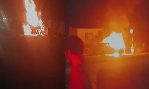 കുഞ്ഞി പള്ളിയില്‍ ഓടിക്കൊണ്ടിരുന്ന കാര്‍ കത്തി നശിച്ചു; യാത്രക്കാര്‍ അദ്ഭുുതകരമായി രക്ഷപെട്ടു