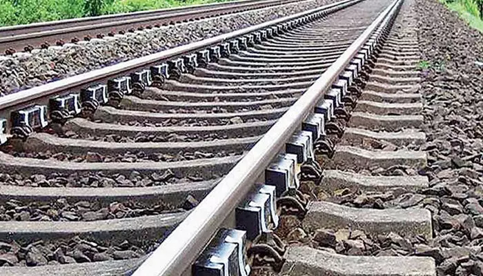 കൊല്ലം-ചെങ്കോട്ട തീവണ്ടിപ്പാതയില്‍ രണ്ടിടത്ത് മെറ്റല്‍ക്കഷണം വെച്ചതായി കണ്ടെത്തി; അന്വേണം