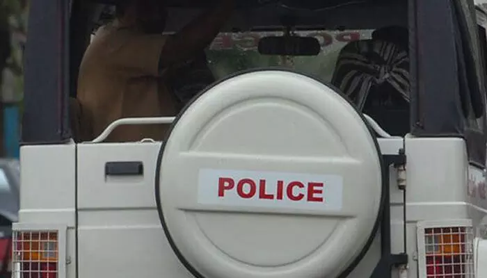 രാത്രി പെണ്സുഹൃത്തിന്റെ വീട്ടിലെത്തിയ യുവാവിനെ വൈദ്യുതത്തൂണില് കെട്ടിയിട്ട് മര്ദിച്ചു; സ്ത്രീയടക്കം അഞ്ചു പേര്ക്കെതിരെ കേസ് രാത്രി പെണ്സുഹൃത്തിന്റെ വീട്ടിലെത്തിയ യുവാവിനെ വൈദ്യുതത്തൂണില് കെട്ടിയിട്ട് മര്ദിച്ചു; സ്ത്രീയടക്കം അഞ്ചു പേര്ക്കെതിരെ കേസ്