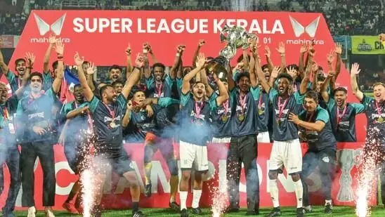 ഐഎസ്എല് താരങ്ങളുടെ കൂട്ട്പിടിച്ച് കാലിക്കറ്റ് എഫ്സി; കൊച്ചിയെ തളച്ചത് ഒന്നിതെതിരെ രണ്ട് ഗോളുകള്ക്ക്; പ്രഥമ സൂപ്പര് ലീഗ് കേരള ഫുട്ബോള് കാലിക്കറ്റ് എഫ്സിക്ക് കിരീടം ഐഎസ്എല് താരങ്ങളുടെ കൂട്ട്പിടിച്ച് കാലിക്കറ്റ് എഫ്സി; കൊച്ചിയെ തളച്ചത് ഒന്നിതെതിരെ രണ്ട് ഗോളുകള്ക്ക്; പ്രഥമ സൂപ്പര് ലീഗ് കേരള ഫുട്ബോള് കാലിക്കറ്റ് എഫ്സിക്ക് കിരീടം