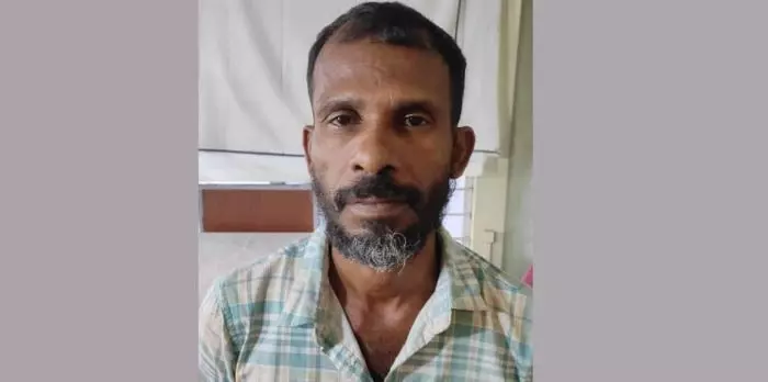 പുലർച്ചെ വാഹനവുമായെത്തി കാളകളെയും പശുവിനെയും കടത്തി; സിസിടിവി പരിശോധനയിൽ പോലീസ് വാഹനം തിരിച്ചറിഞ്ഞു; 49 കാരൻ പിടിയിൽ