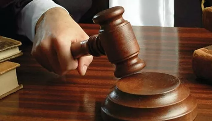 ഫുട്പാത്തില് വാഹന അപകടത്തിനിരയായ വീട്ടമ്മയ്ക്ക് 92 ലക്ഷം രൂപ നഷ്ടപരിഹാരം ഫുട്പാത്തില് വാഹന അപകടത്തിനിരയായ വീട്ടമ്മയ്ക്ക് 92 ലക്ഷം രൂപ നഷ്ടപരിഹാരം