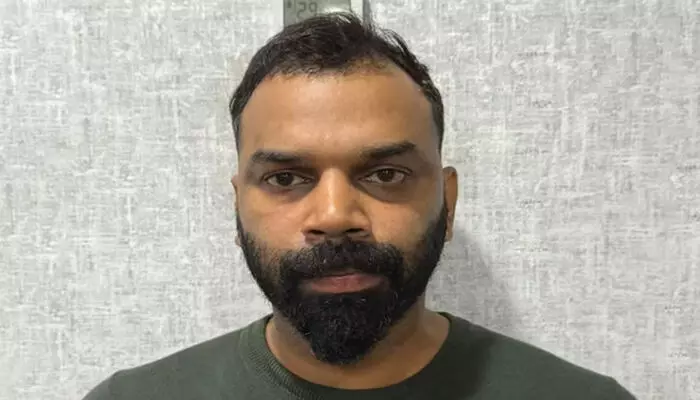 പ്രമുഖ നടിമാരുടെ ചിത്രം കാണിച്ച്, ലൈംഗിക ബന്ധത്തിന് അവസരം നല്കാമെന്ന് വാഗ്ദാനം; പണം തട്ടിയ കേസില് കൊച്ചിയില് ഒരാള് പിടിയില്; നടപടി രണ്ടുനടിമാരുടെ പരാതിയില് പ്രമുഖ നടിമാരുടെ ചിത്രം കാണിച്ച്, ലൈംഗിക ബന്ധത്തിന് അവസരം നല്കാമെന്ന് വാഗ്ദാനം; പണം തട്ടിയ കേസില് കൊച്ചിയില് ഒരാള് പിടിയില്; നടപടി രണ്ടുനടിമാരുടെ പരാതിയില്