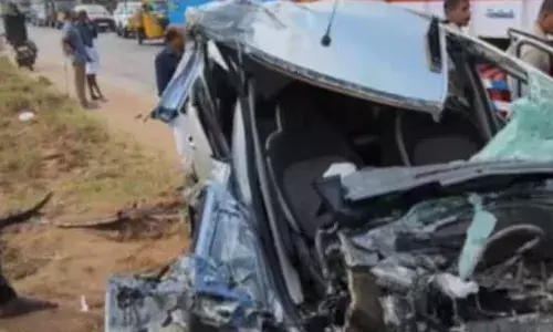 നിയന്ത്രണം തെറ്റി എത്തിയ സ്വകാര്യ ബസ് കാറുമായി കൂട്ടിയിടിച്ച് അപകടം; ഒരാൾ മരിച്ചു; രണ്ടുപേർക്ക് പരിക്ക്; സംഭവം തൃശൂരിൽ