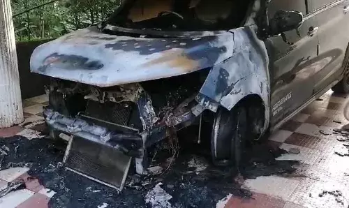 ഉഗ്ര ശബ്ദം കേട്ട് വീടിന് പുറത്തത്തെി, നോക്കിയപ്പോള്‍ കാര്‍ കിടന്ന് കത്തുന്നു; തീ വീട്ടിലേക്ക് ആളിപടര്‍ന്നു; പെട്രോള്‍ പന്തേറില്‍ വീടും കാറും കത്തി, വീട്ടുടമയ്ക്ക് പെള്ളലേറ്റു