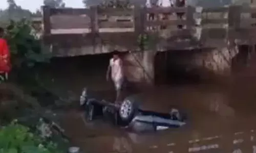 വിവാഹ ചടങ്ങിൽ പങ്കെടുക്കാൻ പോകവേ അപകടം; കാർ പാലത്തിൽ നിന്ന് കുത്തനെ നദിയിലേക്ക് പതിച്ചു; നാല് പേർ മരിച്ചു; രണ്ടുപേർക്ക് ഗുരുതര പരിക്ക്; ദാരുണ സംഭവം അസമിൽ