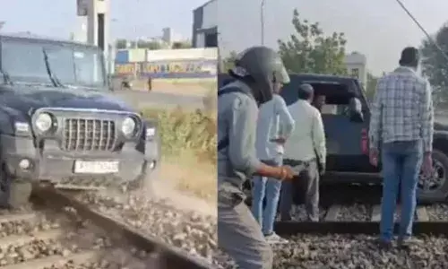 ചെറിയൊരു കൈയ്യബദ്ധം നാറ്റിക്കരുത്..; റീൽസ് എടുത്ത് മാസ് കാണിക്കാൻ റെയിൽവേ ട്രാക്കിൽ ഥാർ ഓടിച്ചുകയറ്റി; അണ്ണാ..പൊളിയെന്ന് കണ്ടു നിന്നവർ; പിന്നീട് സംഭവിച്ചത്..; ചിരിയടക്കാൻ പറ്റാതെ നാട്ടുകാർ..!