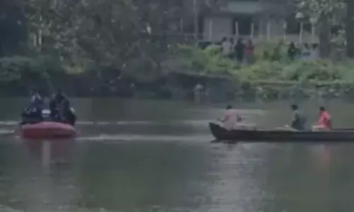 ഏലൂരിൽ യുവാവിനെ പുഴയിൽ വീണ് കാണാതായി; അപകടം സഹോദരനോടൊപ്പം പാലത്തിനു മുകളിൽ നിൽക്കവെ; തിരച്ചിൽ തുടരുന്നു